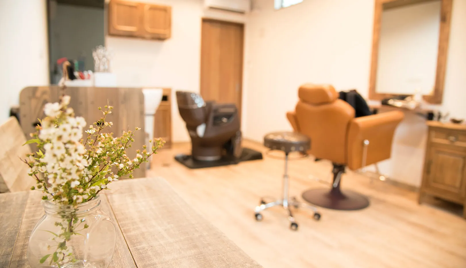 店内 花瓶とチェア